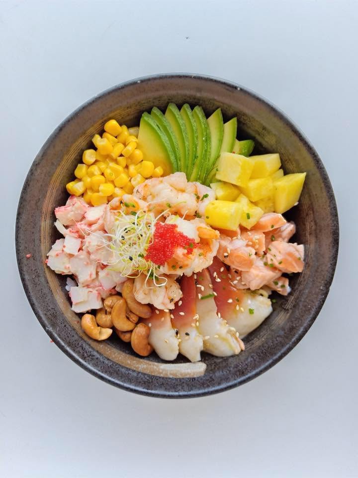 Poke bowl con avocado, mais, mango e salmone